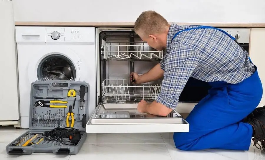 Tire Bosch servisi teknisyen ekibi beyaz eşya tamiri yaparken